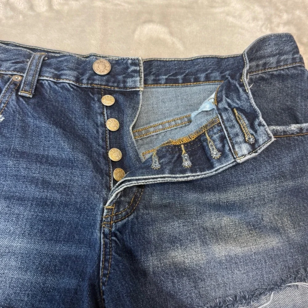 BDG Tomgirl Mid Rise Denim Shorts 29W Distressed Cut Off Button Fly (meas‎ 33x2)